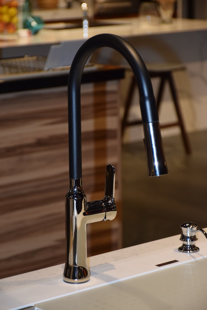 廚房伸縮水龍頭DIY安裝全攻略：搞懂「重力球」關鍵位置，5步驟輕鬆搞定不漏水！